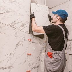 Skúsený obkladač Bratislava je kľúčovým remeselníkom pri rekonštrukcii kúpeľne, kuchyne alebo podlahy v celom byte.